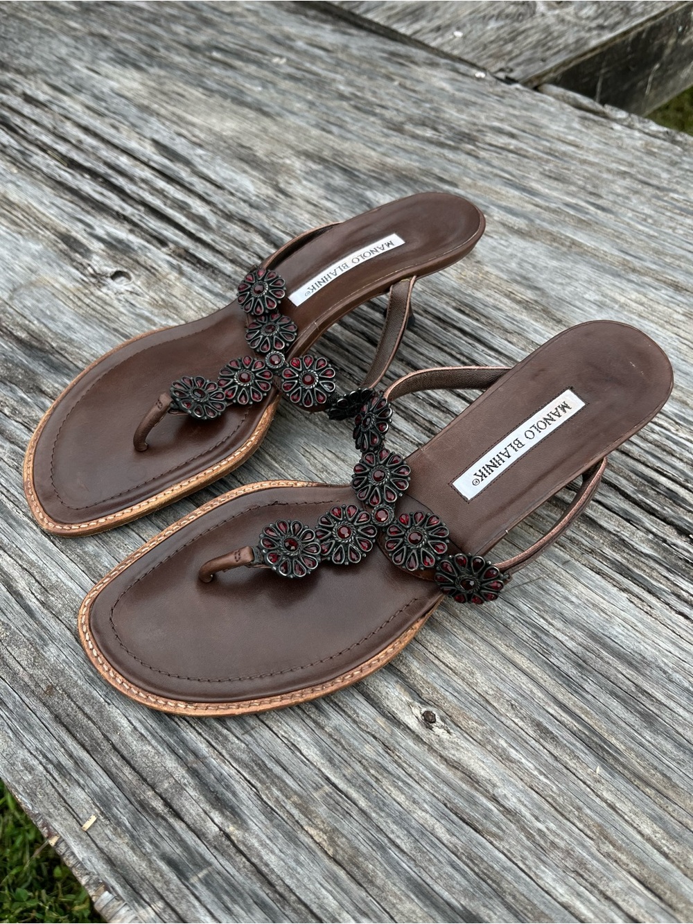 Manolo Blahnık
Vintage
Kitty/Thong
Fancy Jewel Sandals
Size 41 EU
Made in Italy